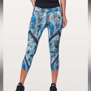 Lululemon On Pace Crop in Sun Dazed Multi Blue, size 6